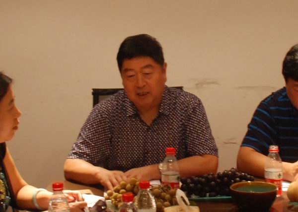 調(diào)整大小 2、董事長姚金山在簽訂儀式上作指示.JPG