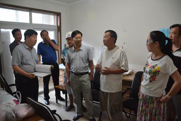 調(diào)整大小 3、姚董事長(zhǎng)認(rèn)真查看監(jiān)理制度，并仔細(xì)詢問了項(xiàng)目的進(jìn)展情況.JPG