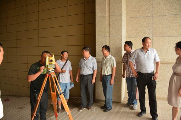 調(diào)整大小 10、在方誠(chéng)棕櫚泉實(shí)測(cè)工地，聽取項(xiàng)目進(jìn)度、安全生產(chǎn)等方面工作的匯報(bào).JPG