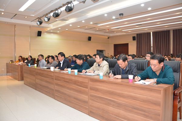 4、公司領(lǐng)導(dǎo)班子成員參加專題報告.jpg