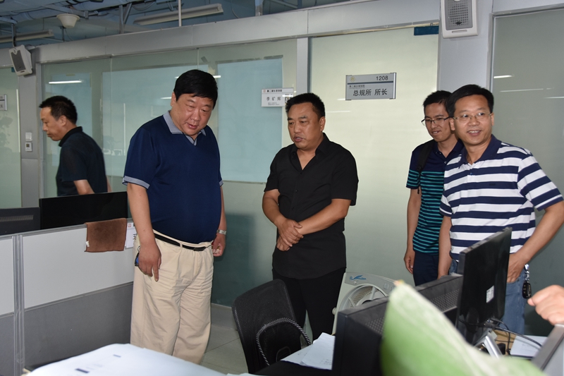 8-公司總經(jīng)理曹紅普帶領(lǐng)晉城市規(guī)劃設(shè)計(jì)研究院院長秦軍一行參觀城鄉(xiāng)規(guī)劃院辦公區(qū).jpg
