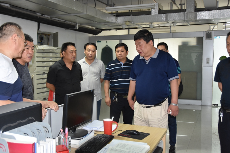 9-公司總經(jīng)理曹紅普帶領(lǐng)晉城市規(guī)劃設(shè)計(jì)研究院院長秦軍一行參觀建筑設(shè)計(jì)院辦公區(qū).jpg