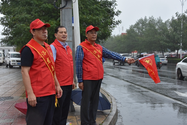 1506418824108478.jpg 2-冒雨執(zhí)勤的志愿者.jpg