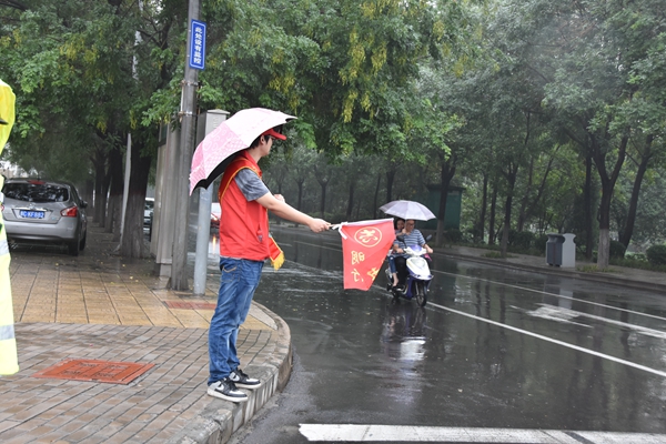 1506418938498006.jpg 4-冒雨執(zhí)勤的志愿者.jpg