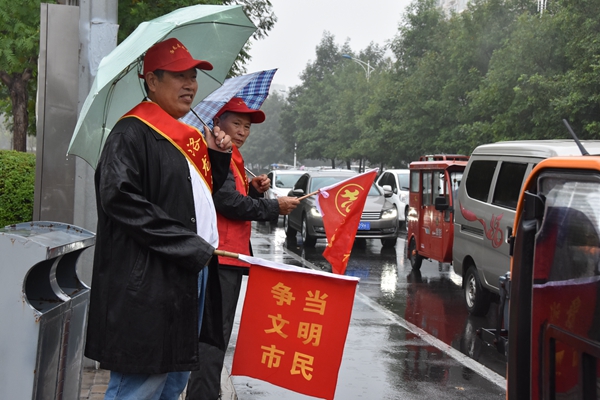 1506418955355872.jpg 5-冒雨執(zhí)勤的志愿者.jpg