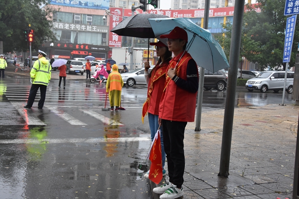 1506418964114227.jpg 6-冒雨執(zhí)勤的志愿者.jpg
