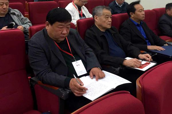 2. 公司副董事長、總經(jīng)理曹紅普認(rèn)真聽取勘察設(shè)計行業(yè)相關(guān)報告_副本.jpg