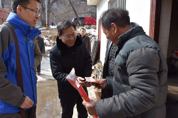 4.公司副總經(jīng)理、工會(huì)主席陳向軍走訪貧困戶，將慰問金送至村民手中.jpg