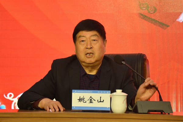 2、黨委書記姚金山指出：承包協(xié)議的簽訂是責(zé)任的傳遞、信任的傳遞和力量的傳遞。 (2).jpg