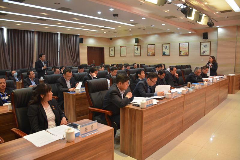 1588130616114761.jpg 7.曹紅普董事長和計劃財務(wù)部趙炳秀部長分別對股東代表提出的問題進(jìn)行了細(xì)致的解釋和說明.jpg