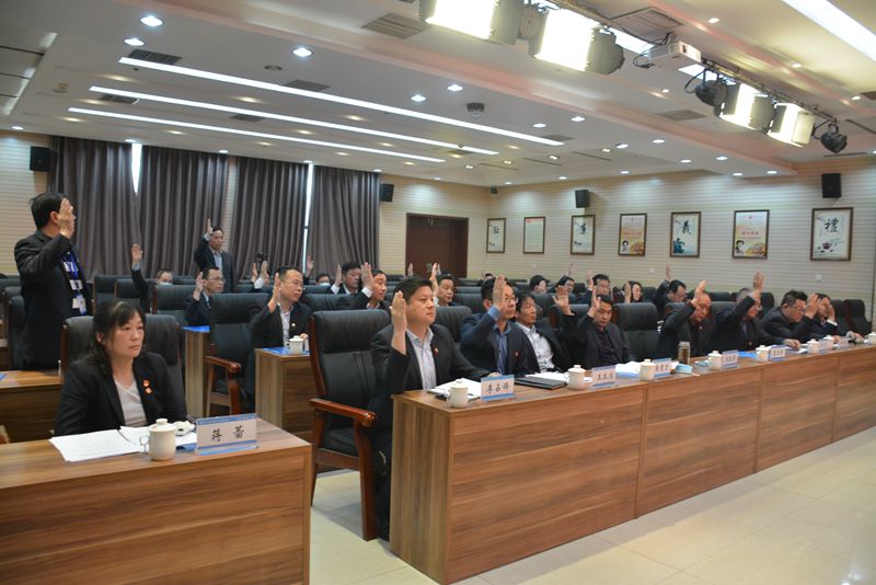 1588130620109003.jpg 8.舉手表決現(xiàn)場.jpg